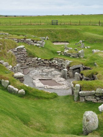 Jarlshof, prähistorische archäologische Stätte und nordische Siedlung. Shetlandinseln. Schottland. Jarlshof ist eine der bemerkenswertesten archäologischen Stätten, die jemals in Großbritannien ausgegraben wurden. Es enthält Überreste aus der Zeit von 2500 v. Chr. bis zum 17. Jahrhundert n. Chr..