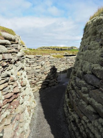 Jarlshof, site archéologique préhistorique et établissement nordique. Les îles Shetland. L'Écosse. Jarlshof est l'un des sites archéologiques les plus remarquables jamais fouillés en Grande-Bretagne. Il contient des vestiges datant de 2500 av. J.-C. jusqu'au XVIIe siècle après JC.