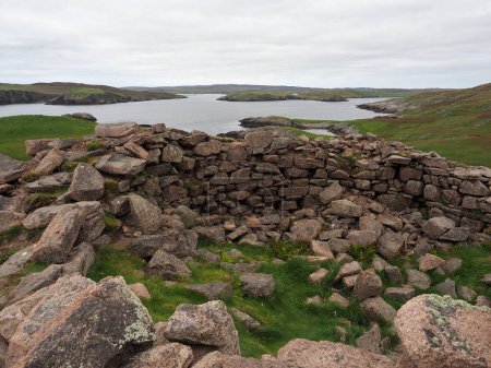 Broch von Culswick. Festland, Shetland-Inseln. Culswick Broch ist eine noch nicht ausgegrabene Küstenfibel auf dem Festland, auf den Shetlandinseln. Schottland. Das Denkmal besteht aus einer Brosche aus der Eisenzeit, die vermutlich zwischen 500 v. Chr. und 200 n. Chr. erbaut wurde.. 