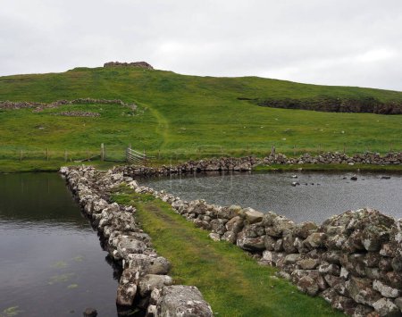 Broch von Culswick. Festland, Shetland-Inseln. Culswick Broch ist eine noch nicht ausgegrabene Küstenfibel auf dem Festland, auf den Shetlandinseln. Schottland. Das Denkmal besteht aus einer Brosche aus der Eisenzeit, die vermutlich zwischen 500 v. Chr. und 200 n. Chr. erbaut wurde.. 