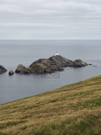 Réserve naturelle nationale Hermaness. Vue sur Muckle Flugga Lighthouse and Out Stack, le point le plus au nord du Royaume-Uni. Île d'Unst, îles Shetland. Ecosse.