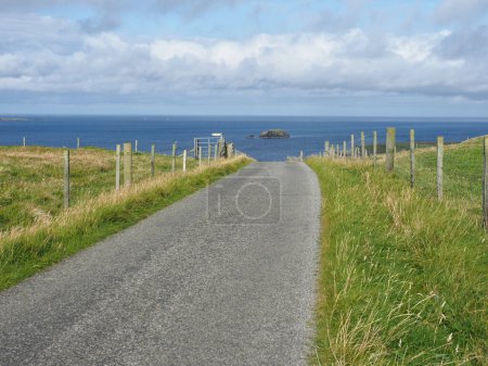 Foto de Vista al mar. Paisaje marino. Islas Shetland. Escocia. Shetland, también llamado las Islas Shetland, es un archipiélago en Escocia que se encuentra entre las Orcadas, las Islas Feroe y Noruega. Es la región más septentrional del Reino Unido. - Imagen libre de derechos