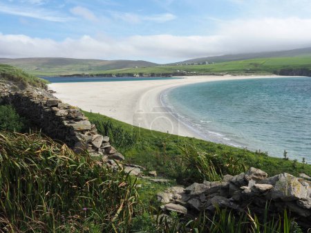Foto de Playa de St Ninians, un tombolo en las Islas Shetland. St Ninian 's (o St Ninian) Isle es una pequeña isla atada conectada por el tombolo más grande del Reino Unido a la costa suroeste del continente, las islas Shetland, en Escocia.. - Imagen libre de derechos
