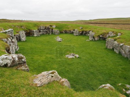 Templo de Stanydale, un sitio neolítico en las islas Shetland. Escocia. Stanydale Temple es un sitio neolítico en el continente, islas Shetland, Escocia. Templo de Stanydale es la única estructura verdaderamente megalítica que sobrevive de la prehistoria Shetland. 