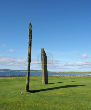 Stehender Stein des Anstoßes. Jungsteinzeitdenkmal. Orkney-Inseln. Schottland. Dies ist möglicherweise die älteste Henge-Stätte auf den Britischen Inseln. Die Stones of Stenness sind Teil des neolithischen Orkney-Weltkulturerbes. 
