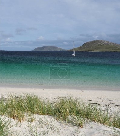 Vatersay, ein atemberaubender Strand auf der Insel Barra. Äußere Hebriden. Schottland. Die Vatersay Bay ist eine wunderschöne Sandbucht mit weiten Sanddünen. Vatersay, südlich der Insel Barra, ist die südlichste bewohnte Insel der Äußeren Hebriden.