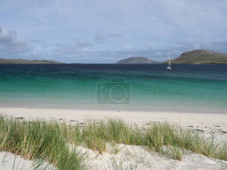 Vatersay, ein atemberaubender Strand auf der Insel Barra. Äußere Hebriden. Schottland. Die Vatersay Bay ist eine wunderschöne Sandbucht mit weiten Sanddünen. Vatersay, südlich der Insel Barra, ist die südlichste bewohnte Insel der Äußeren Hebriden.