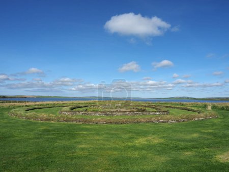 Établissement de grange néolithique. Les îles Orcades. L'Écosse. L'établissement néolithique de la Grange n'est pas loin des pierres permanentes de la ténacité. Ce petit village fait partie du patrimoine mondial de l'UNESCO. 