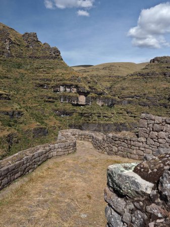 Foto de Waqrapukara o Waqra Pukara (fortaleza del cuerno) es un sitio arqueológico en Perú ubicado en la región del Cusco. A 4.300 metros sobre el nivel del mar, fue construido por los Canchis y más tarde conquistado por los Incas. - Imagen libre de derechos