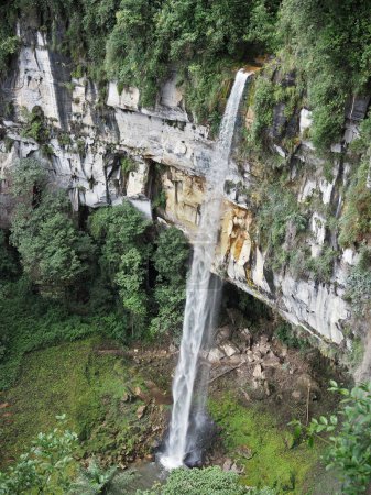 Foto de Yumbilla Falls. Perú. Yumbilla Falls es una cascada ubicada en la región norte peruana de Amazonas. Se considera la quinta cascada más alta del mundo, con 895 m de altura. - Imagen libre de derechos