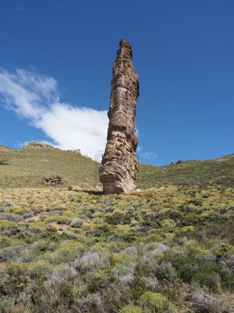 Téléchargez les photos : Piedra Clavada ou Nailed Stone. Une étrange formation rocheuse en Patagonie, au sud du Chili. 40 mètres de haut dans la réserve nationale du lac Jeinimeni. Parc national de Patagonie - en image libre de droit