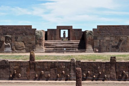 Archäologische Stätte von Tiwanaku. Bolivien. Tiwanaku (oder Tiahuanaco) ist eine präkolumbianische Ausgrabungsstätte im Westen Boliviens, in der Nähe des Titicacasees, etwa 70 Kilometer von La Paz entfernt. Es stammt aus dem Jahr 200 n. Chr..