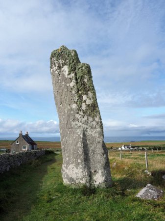Clach an Trushal (ou Clach an Truiseil en gaélique). La plus haute pierre debout d'Écosse avec 19 pieds de haut (6m). La pierre est située dans le village de Ballantrushal, sur l'île Lewis. Hébrides extérieures. 