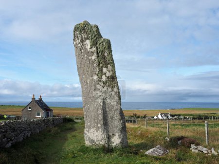 Clach an Trushal (oder Clach an Truiseil auf Gälisch). Der höchste stehende Stein Schottlands mit einer Höhe von 6 m. Der Stein steht im Dorf Ballantrushal auf Lewis Island. Äußere Hebriden. 