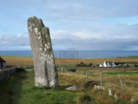 Clach an Trushal (ou Clach an Truiseil en gaélique). La plus haute pierre debout d'Écosse avec 19 pieds de haut (6m). La pierre est située dans le village de Ballantrushal, sur l'île Lewis. Hébrides extérieures. 