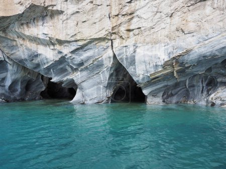 Cuevas de Mármol y Catedral en Patagonia. Puerto Río Tranquilo, en Chile. Durante más de 6.200 años, los enormes depósitos de mármol en el borde del lago General Carrerra han sido desgastados por el agua, creando cuevas, túneles y enormes columnas de mármol puro.. 