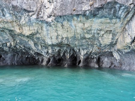 Grottes en marbre et cathédrale en Patagonie. Puerto Rio Tranquilo, au Chili. En plus de 6200 ans, les énormes dépôts de marbre sur le bord du lac Général Carrerra ont été usés par l'eau, créant des grottes, des tunnels et d'énormes colonnes de marbre pur. 