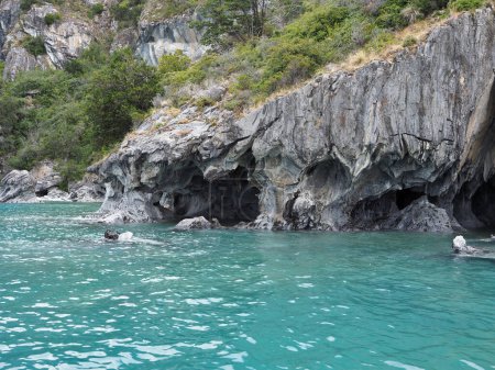 Grottes en marbre et cathédrale en Patagonie. Puerto Rio Tranquilo, au Chili. En plus de 6200 ans, les énormes dépôts de marbre sur le bord du lac Général Carrerra ont été usés par l'eau, créant des grottes, des tunnels et d'énormes colonnes de marbre pur. 