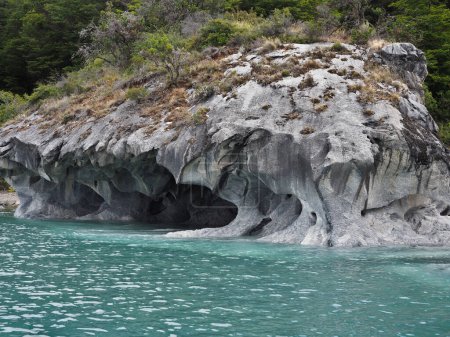 Cuevas de Mármol y Catedral en Patagonia. Puerto Río Tranquilo, en Chile. Durante más de 6.200 años, los enormes depósitos de mármol en el borde del lago General Carrerra han sido desgastados por el agua, creando cuevas, túneles y enormes columnas de mármol puro.. 