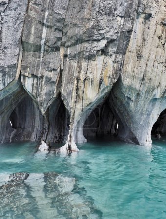 Marmorgrotten und Kathedrale in Patagonien. Puerto Rio Tranquilo, in Chile. Im Laufe von 6200 Jahren wurden die riesigen Marmorvorkommen am Rande des General-Carrerra-Sees vom Wasser verschlissen, wodurch Höhlen, Tunnel und riesige Säulen aus reinem Marmor entstanden.. 