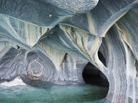 Marmorgrotten und Kathedrale in Patagonien. Puerto Rio Tranquilo, in Chile. Im Laufe von 6200 Jahren wurden die riesigen Marmorvorkommen am Rande des General-Carrerra-Sees vom Wasser verschlissen, wodurch Höhlen, Tunnel und riesige Säulen aus reinem Marmor entstanden.. 