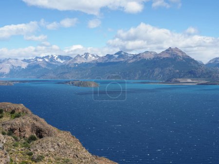 Le lac General Carrera (partie chilienne) ou lac Buenos Aires (partie argentine) est situé en Patagonie et partagé par l'Argentine et le Chili. Il est d'origine glaciaire et est entouré par les montagnes des Andes. 