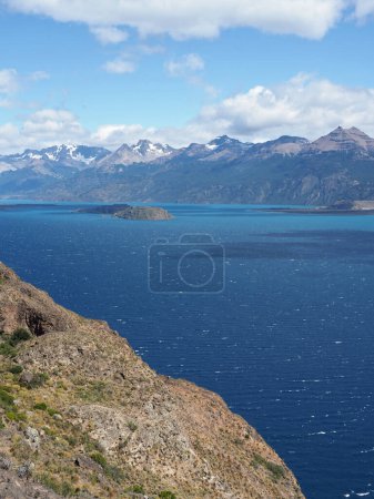 El Lago General Carrera (parte chilena) o Lago Buenos Aires (parte argentina) se encuentra en la Patagonia y es compartido por Argentina y Chile. Es de origen glaciar y está rodeado por las montañas de los Andes.. 
