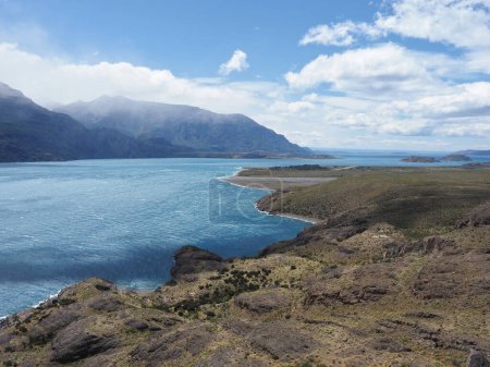 Le lac General Carrera (partie chilienne) ou lac Buenos Aires (partie argentine) est situé en Patagonie et partagé par l'Argentine et le Chili. Il est d'origine glaciaire et est entouré par les montagnes des Andes. 