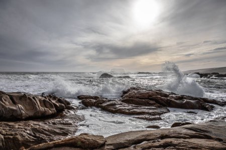 Foto de Beautiful seascape with waves and rocks, nature background - Imagen libre de derechos