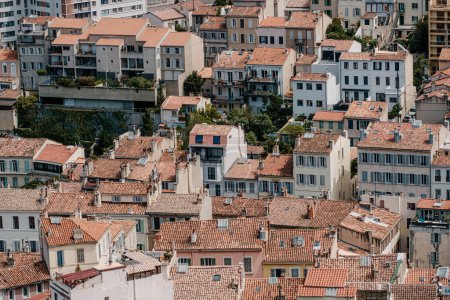 Dichtes Stadtgebiet in Marseille, Terrakottadächer und viel Grün