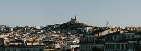Vista panorámica de Marsella con Notre-Dame de la Garde.