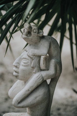 Nahaufnahme einer traditionellen Maya-Statue in Tulum, Mexiko