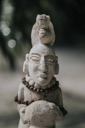 Gros plan d'une statue maya traditionnelle à Tulum, Mexique