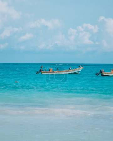 Foto de Barcos anclados en las claras aguas turquesas de Tulum, México - Imagen libre de derechos