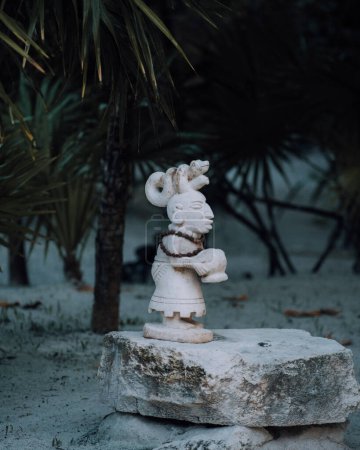 Primer plano de una estatua maya tradicional en Tulum, México