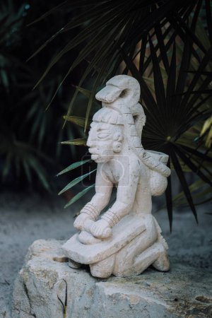 Nahaufnahme einer traditionellen Maya-Statue in Tulum, Mexiko