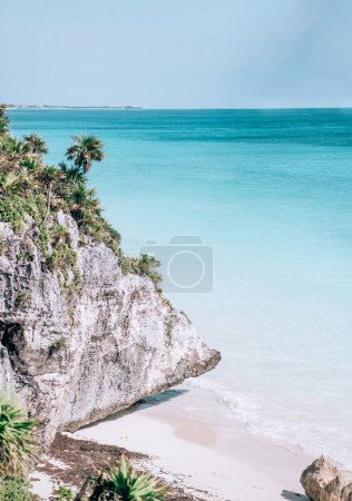 Heitere Strandlandschaft von Tulum mit Klippen und türkisfarbenem Wasser.