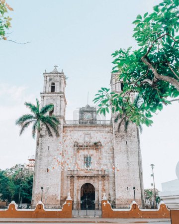 Fachada de iglesia colonial con palmeras en Puebla, México