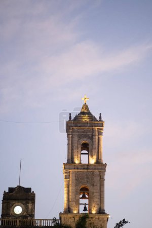 Fachada de iglesia colonial con palmeras en Puebla, México