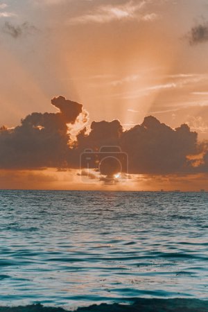 Sonnenaufgang über dem Ozean mit dramatischen Wolken, Playa del Carmen