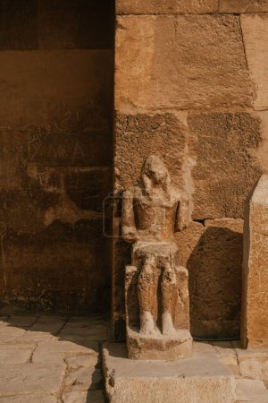Foto de Antigua estatua en Giza, texturizada y erosionada. - Imagen libre de derechos