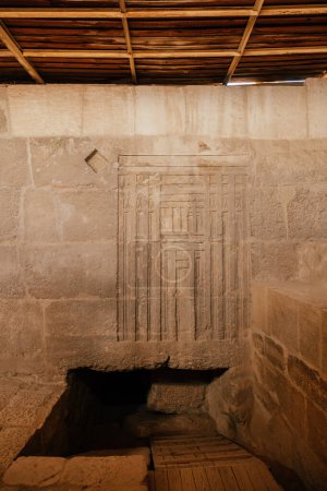 Téléchargez les photos : Porte sculptée à Gizeh, entrée de l'ancienne tombe. - en image libre de droit
