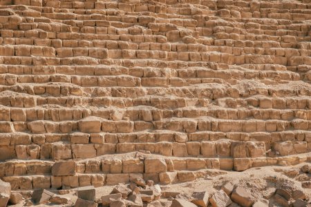 Gros plan sur les anciens blocs de calcaire de la pyramide de Gizeh