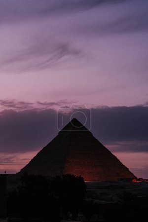 Vue sur la pyramide de Gizeh au coucher du soleil rose. Égypte