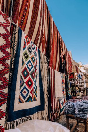 Farbenfrohe Präsentation traditioneller gewebter Teppiche auf einem Markt in der Oase Siwa, Ägypten