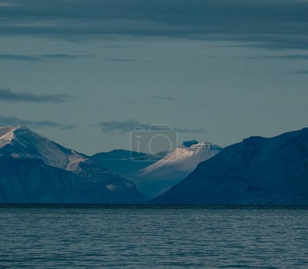 Montañas cubiertas de nieve con estrías al atardecer, Longyearbyen, Svalbard