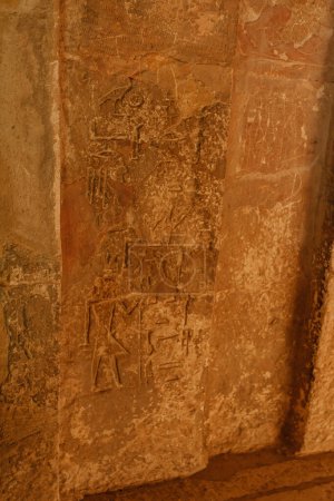 Hiéroglyphes égyptiens antiques sculptés sur le mur de pierre de Gizeh