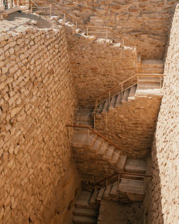 Antigua escalera de piedra en Saqqara, Egipto.