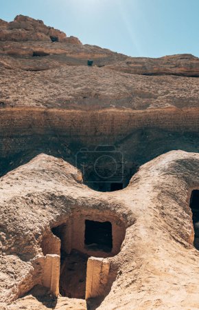 Entrée du tombeau dans la montagne des morts - Oasis de Siwa 