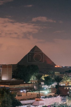 Vue sur la pyramide de Gizeh au coucher du soleil. Égypte